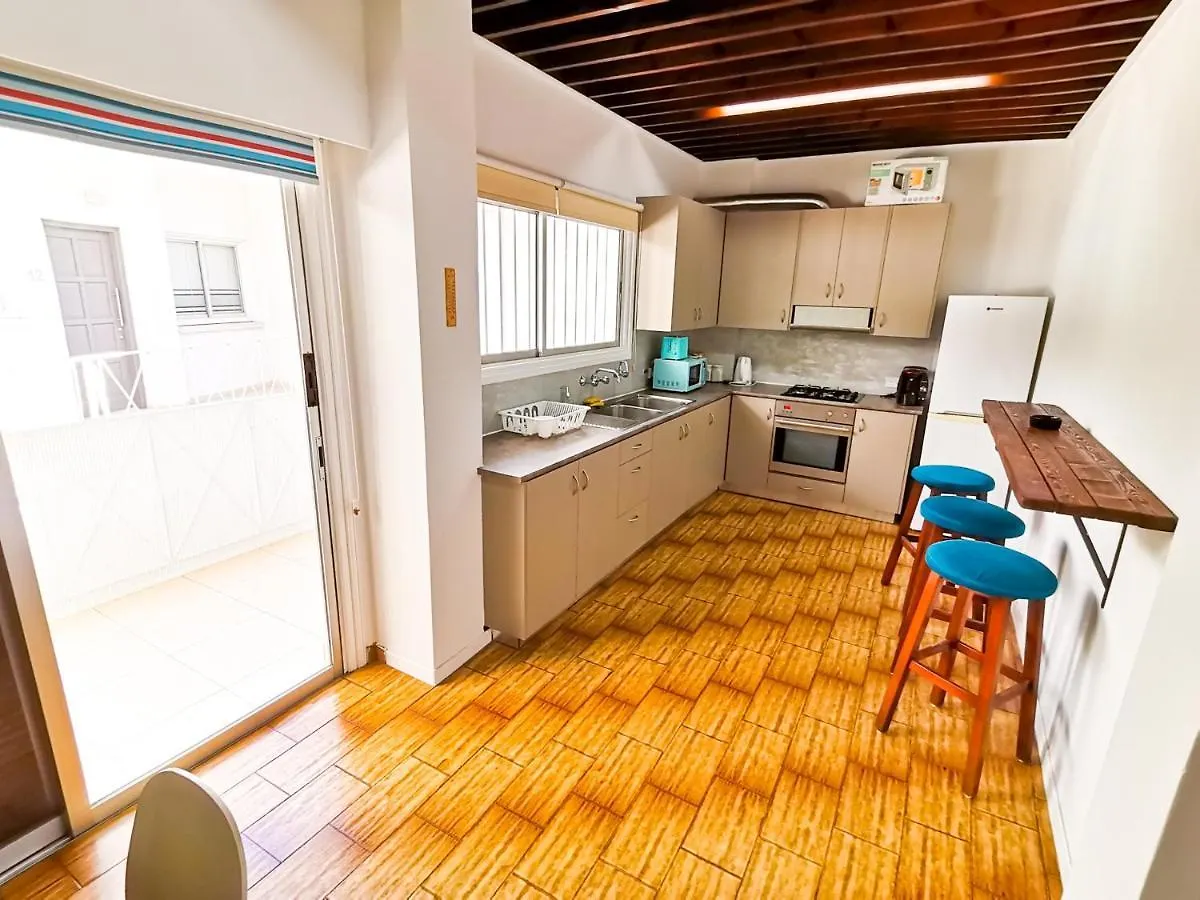 Central Square Nomadic Rooms Larnaca