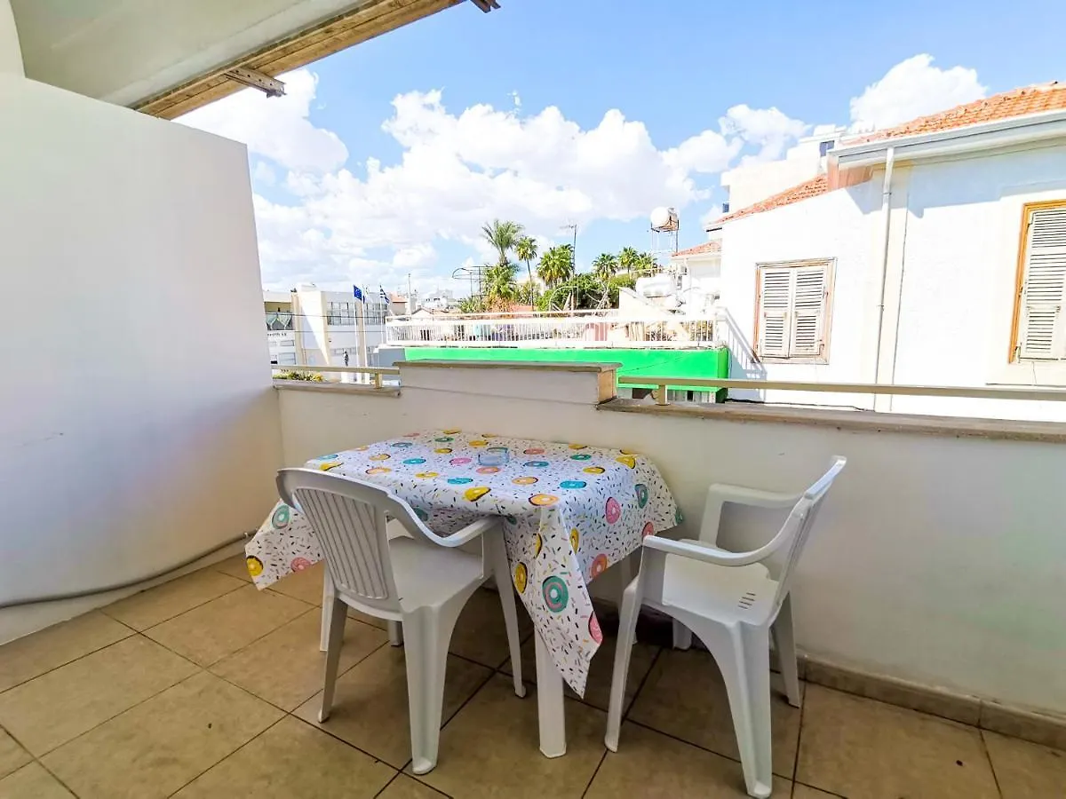Homestay Central Square Nomadic Rooms Larnaca
